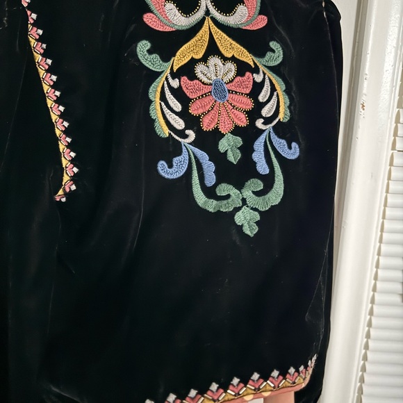 Zara Black Velvet Cropped Jacket with Multicolor Floral Embroidery - Picture 10 of 11
